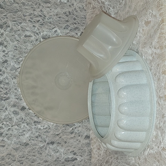 Tupperware: Jello Mold with Lid - Picture 5 of 9